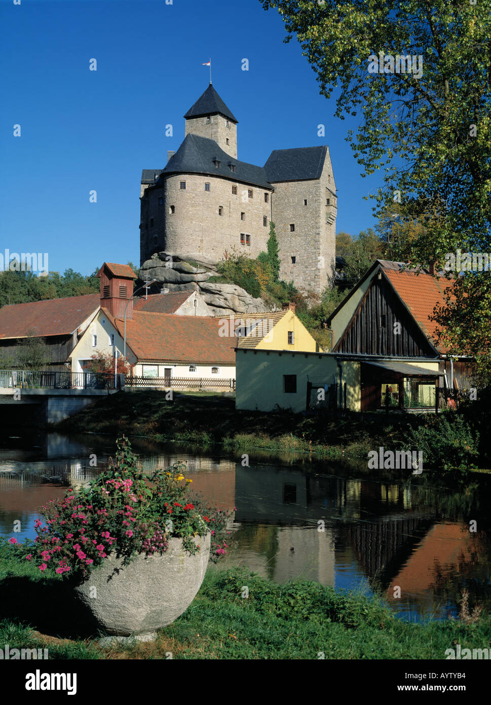 Burg ueber der Waldnaab, Flusslandschaft, herbstlich, Falkenberg (Kreis Tirschenreuth), Oberpfaelzer Wald, Oberpfalz, Bayern Stock Photo