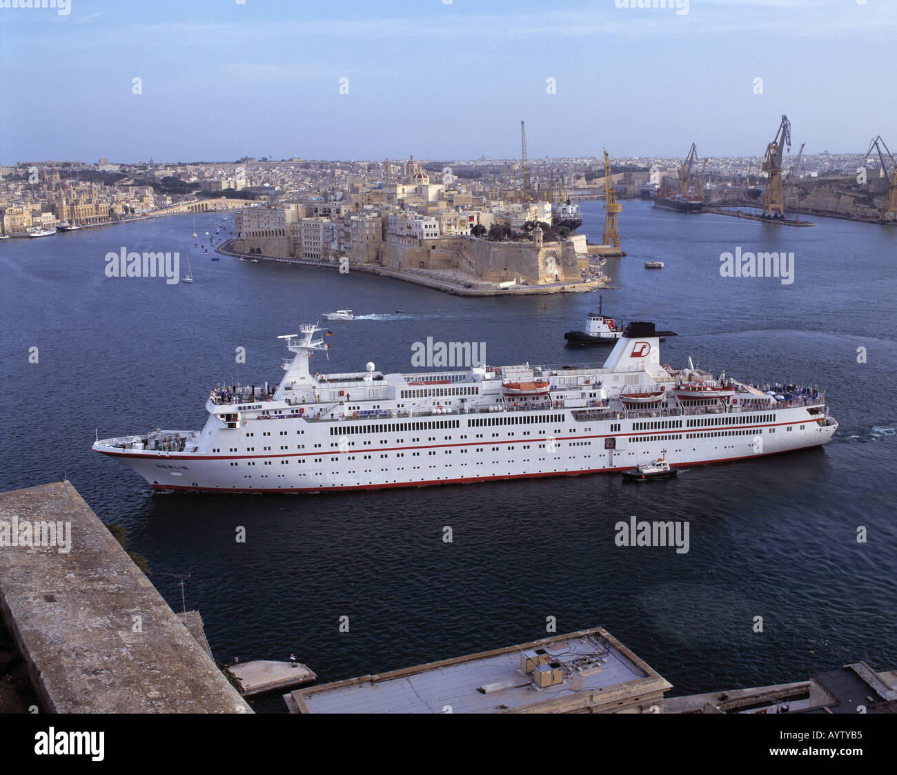 Traumschiff Luxusdampfer Berlin Laeuft Aus Dem Hafen Aus Grand Harbour In Valletta Malta Stock Photo Alamy