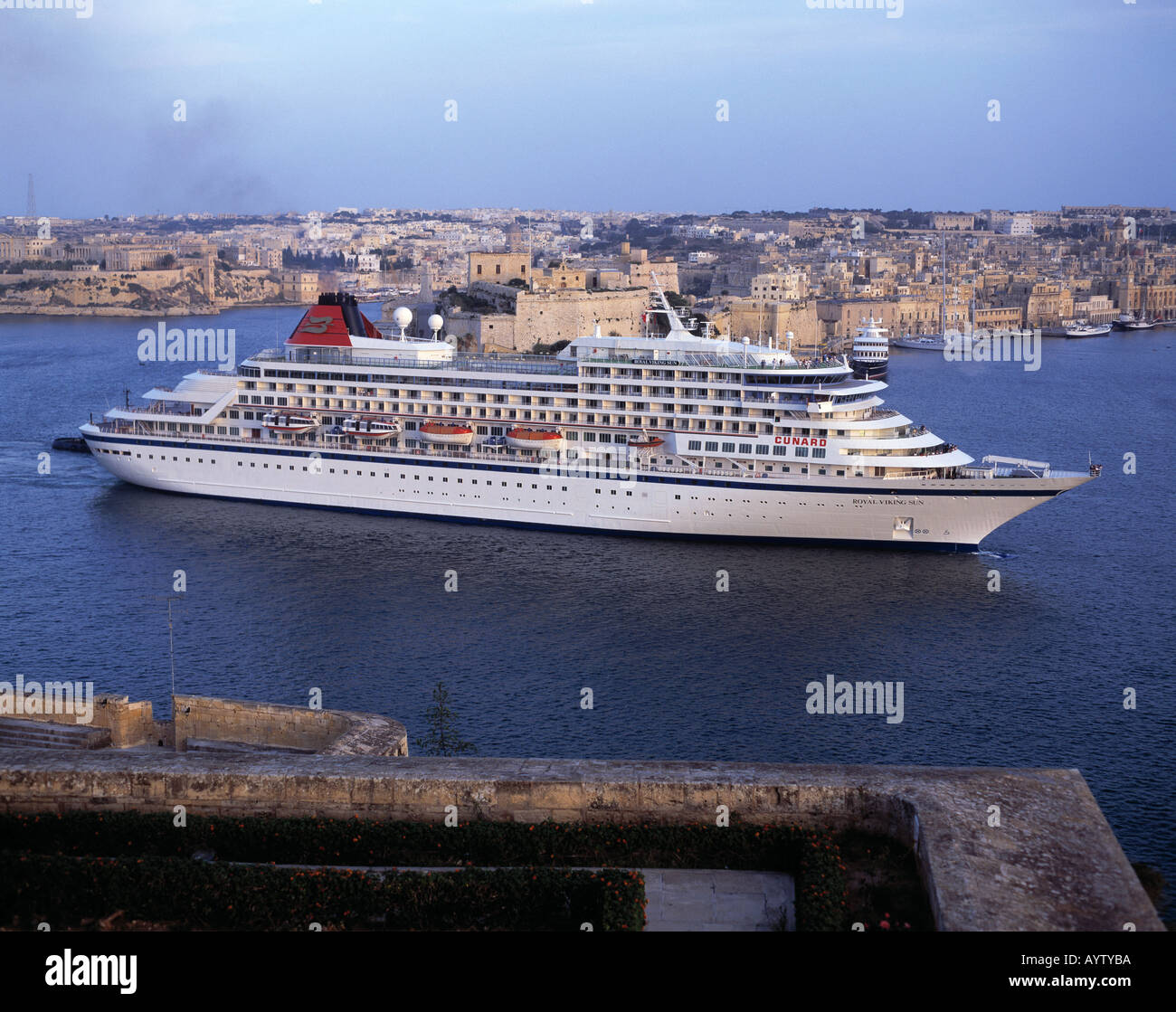 Luxusdampfer laeuft in den Hafen ein, Grand Harbour in Valletta, Malta Stock Photo