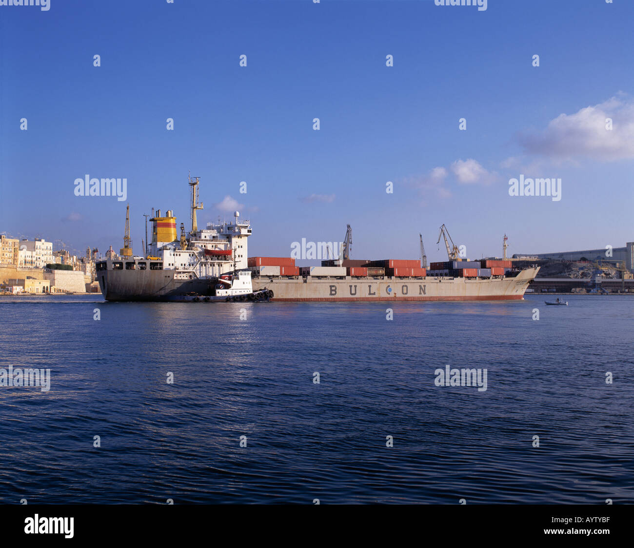 Containerschiff im Grand Harbour von Valletta, Malta Stock Photo - Alamy