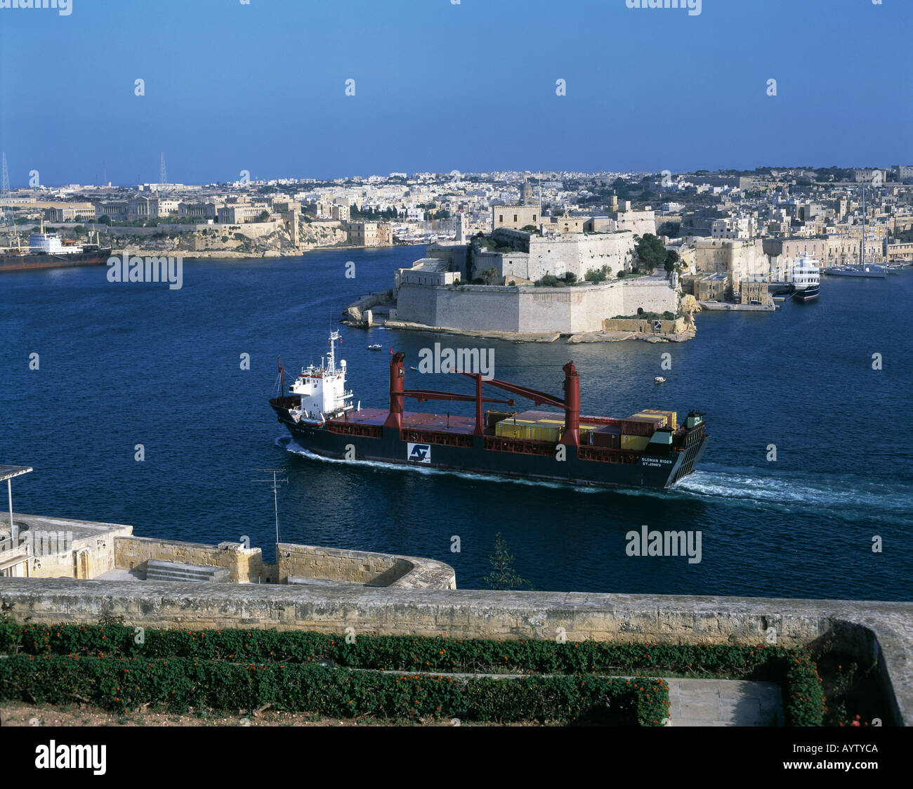 Hafen von Valletta auf Malta mit Containerschiff Stock Photo - Alamy