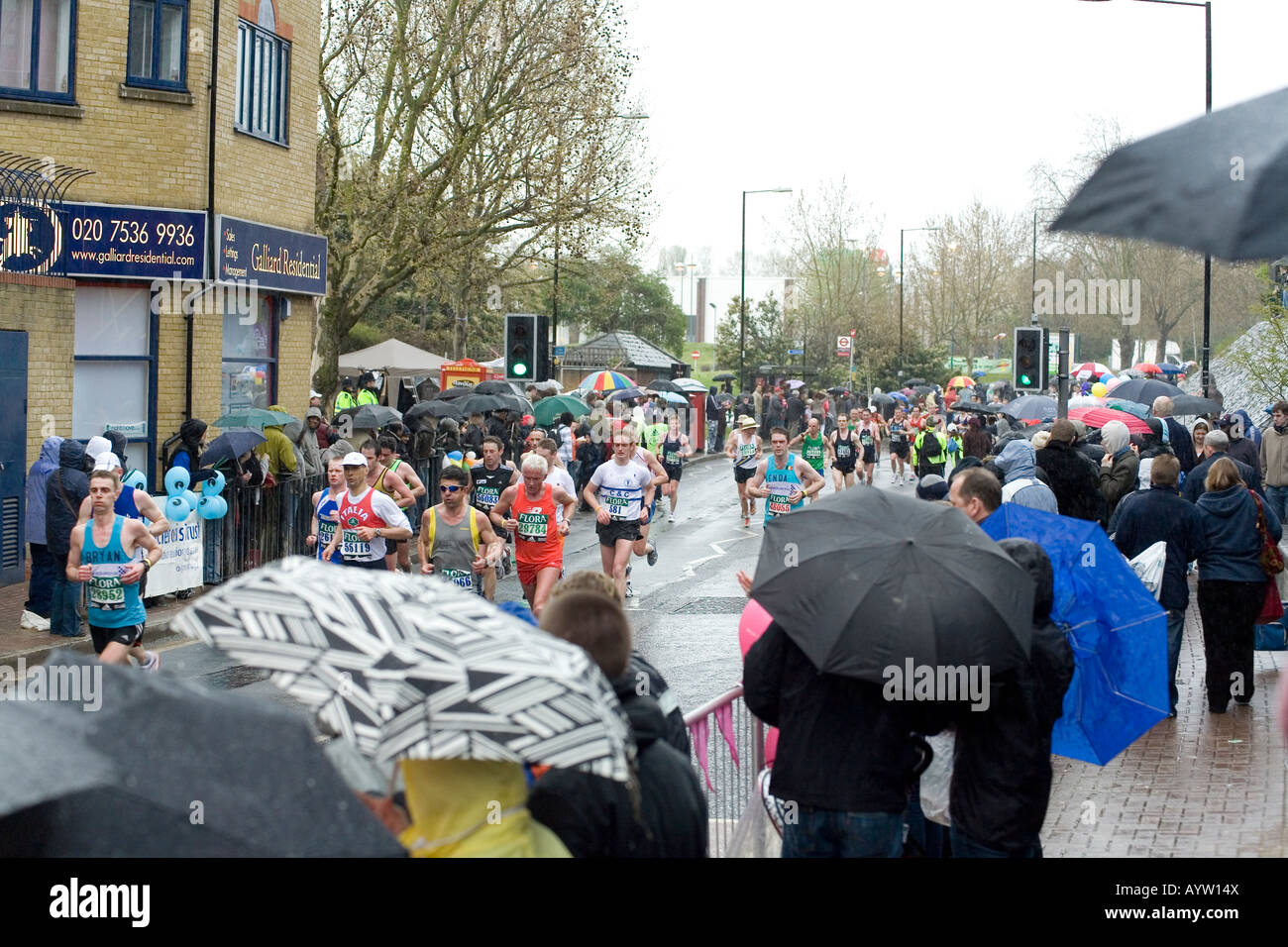 https://c8.alamy.com/comp/AYW14X/crowds-watching-the-runners-in-the-rain-london-flora-marathon-2008-AYW14X.jpg
