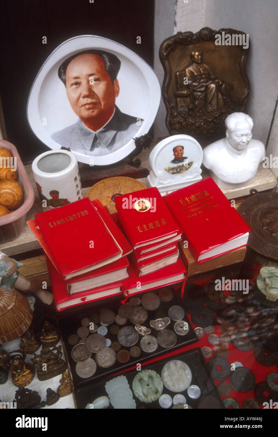Mao Zedong memorabilia at flea market in Tunxi in Anhui province Stock Photo