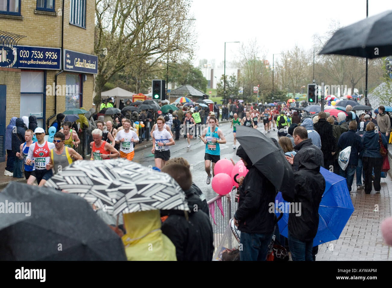 Crowds watching the runners in the rain, London Flora marathon 2008