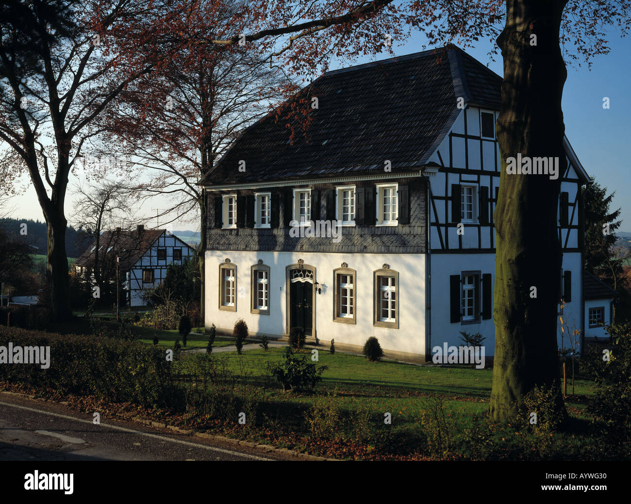 Bergisches Haus unter Herbstbaeumen, Schieferverkleidung, Lindlar, Naturpark Bergisches Land, Nordrhein-Westfalen Stock Photo
