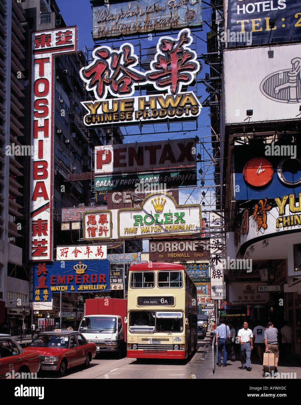 Strassenverkehr, Neonreklameschilder auf der Einkaufsstrasse Nathan Road in Kowloon, Hongkong Stock Photo