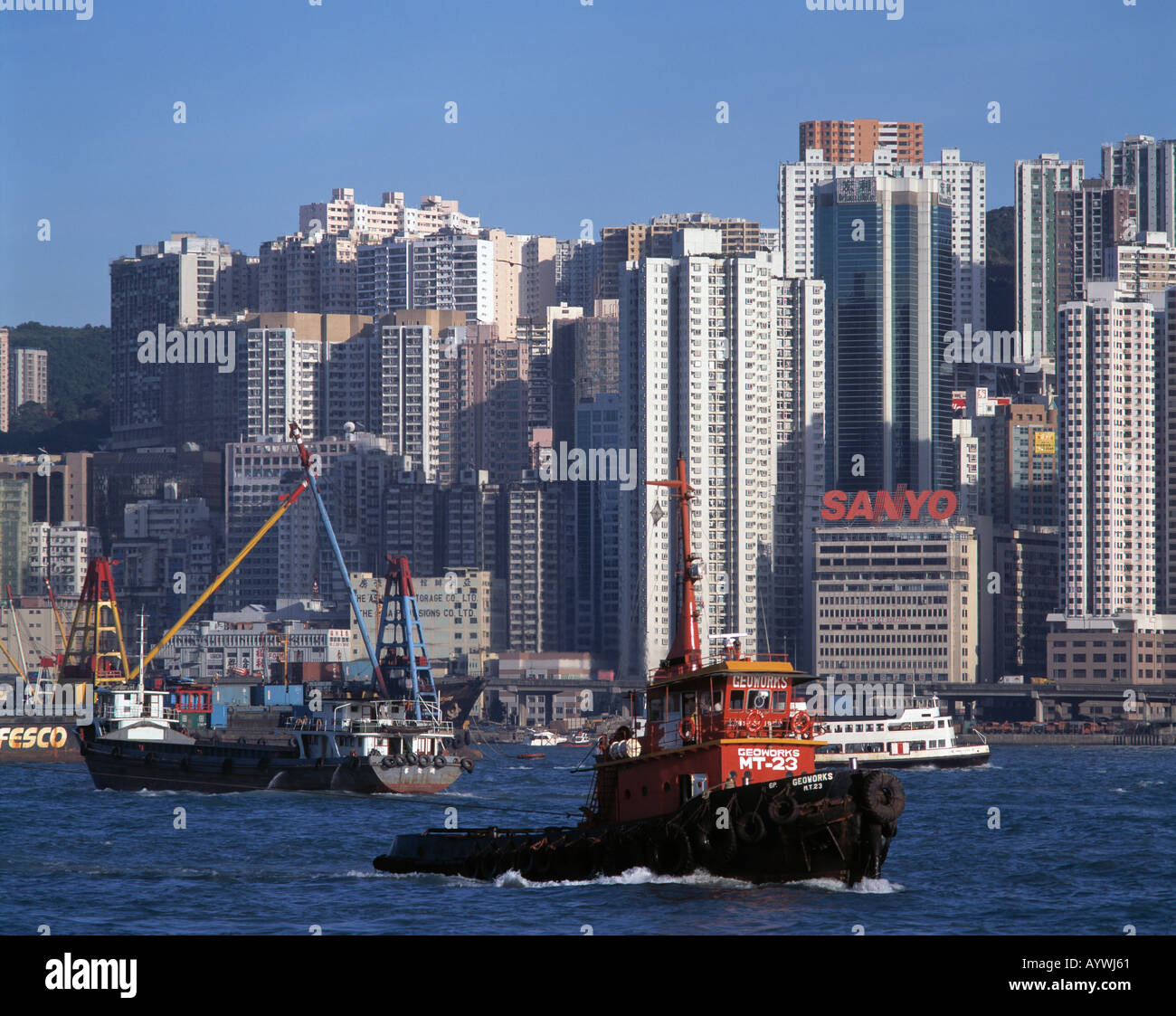 Hafen, Schiffsverkehr, Containerschiffe, Schleppboot, Wolkenkratzer-Skyline Causeway Bay, Hong Kong Insel, Hongkong Stock Photo