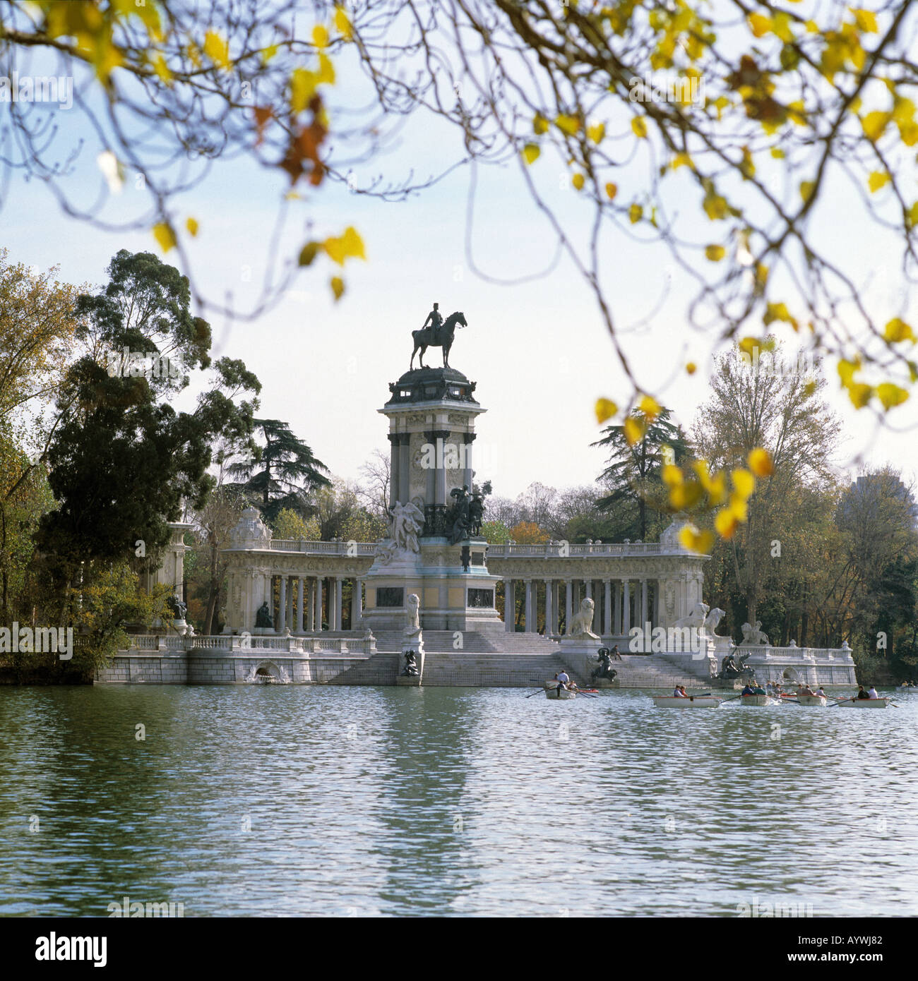 Parque del Retiro, Retiro-Park, Denkmal Koenig Alfons XII, Teich mit Ruderbooten, herbstlich, Madrid Stock Photo