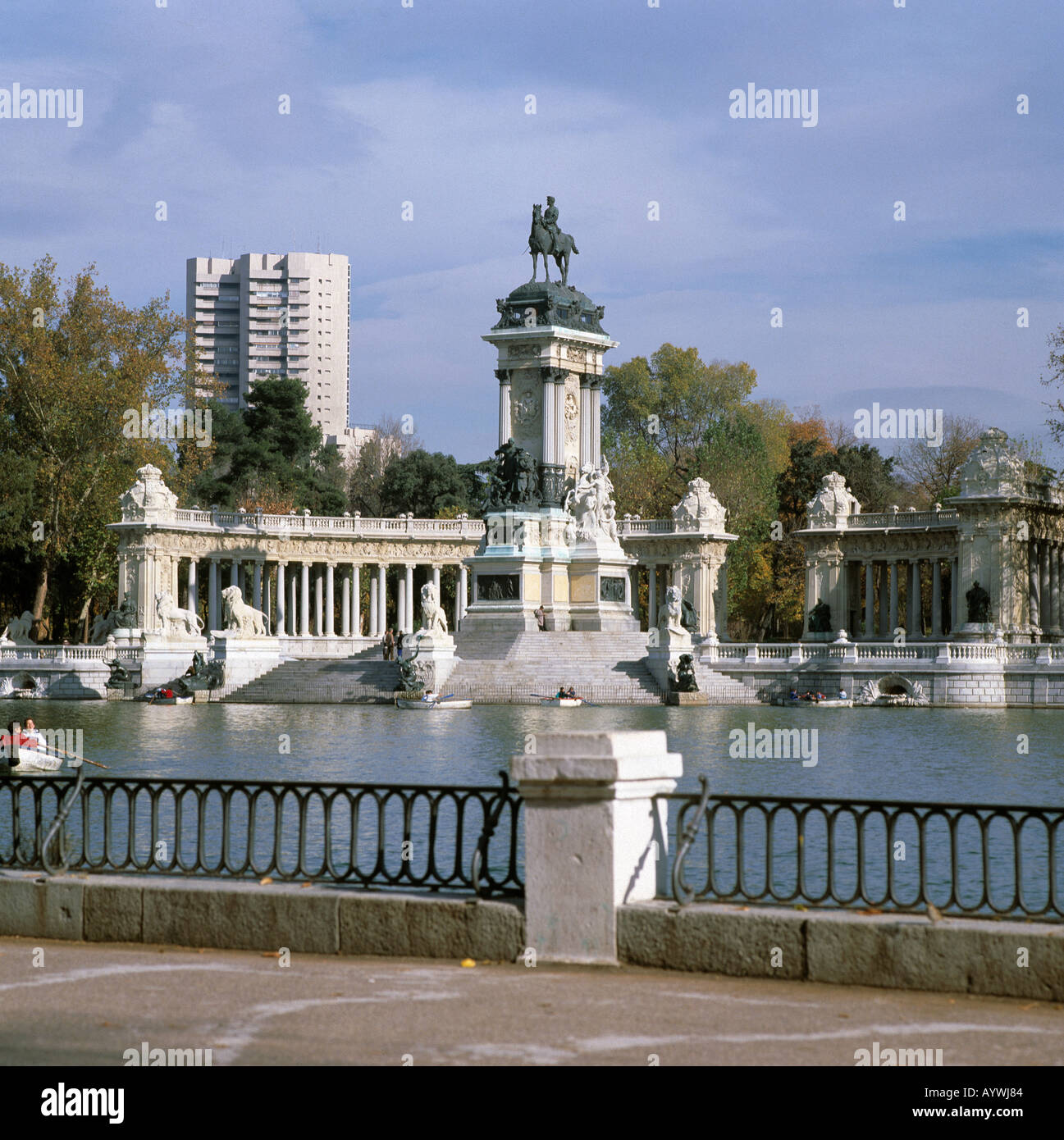 Parque del Retiro, Retiro-Park, Denkmal Koenig Alfons XII, Teich mit Ruderbooten, Hochhaus, herbstlich, Madrid Stock Photo