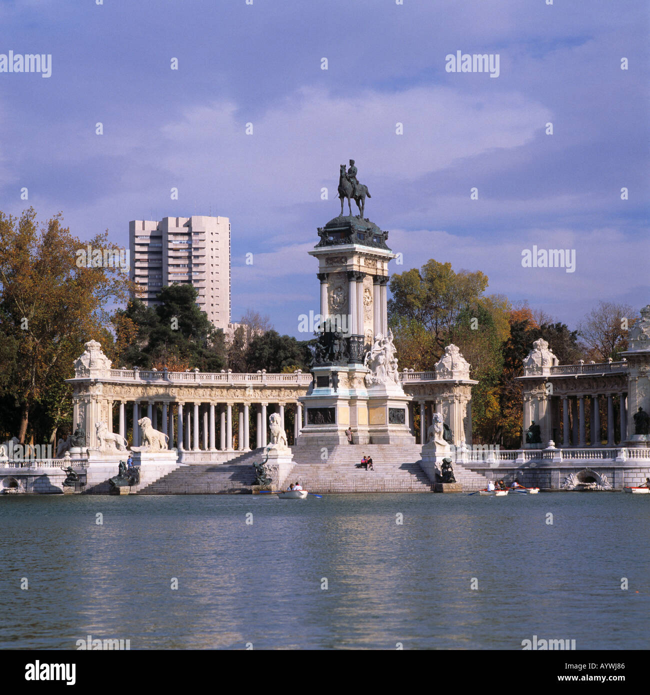 Parque del Retiro, Retiro-Park, Denkmal Koenig Alfons XII, Teich mit Ruderbooten, Hochhaus, herbstlich, Madrid Stock Photo