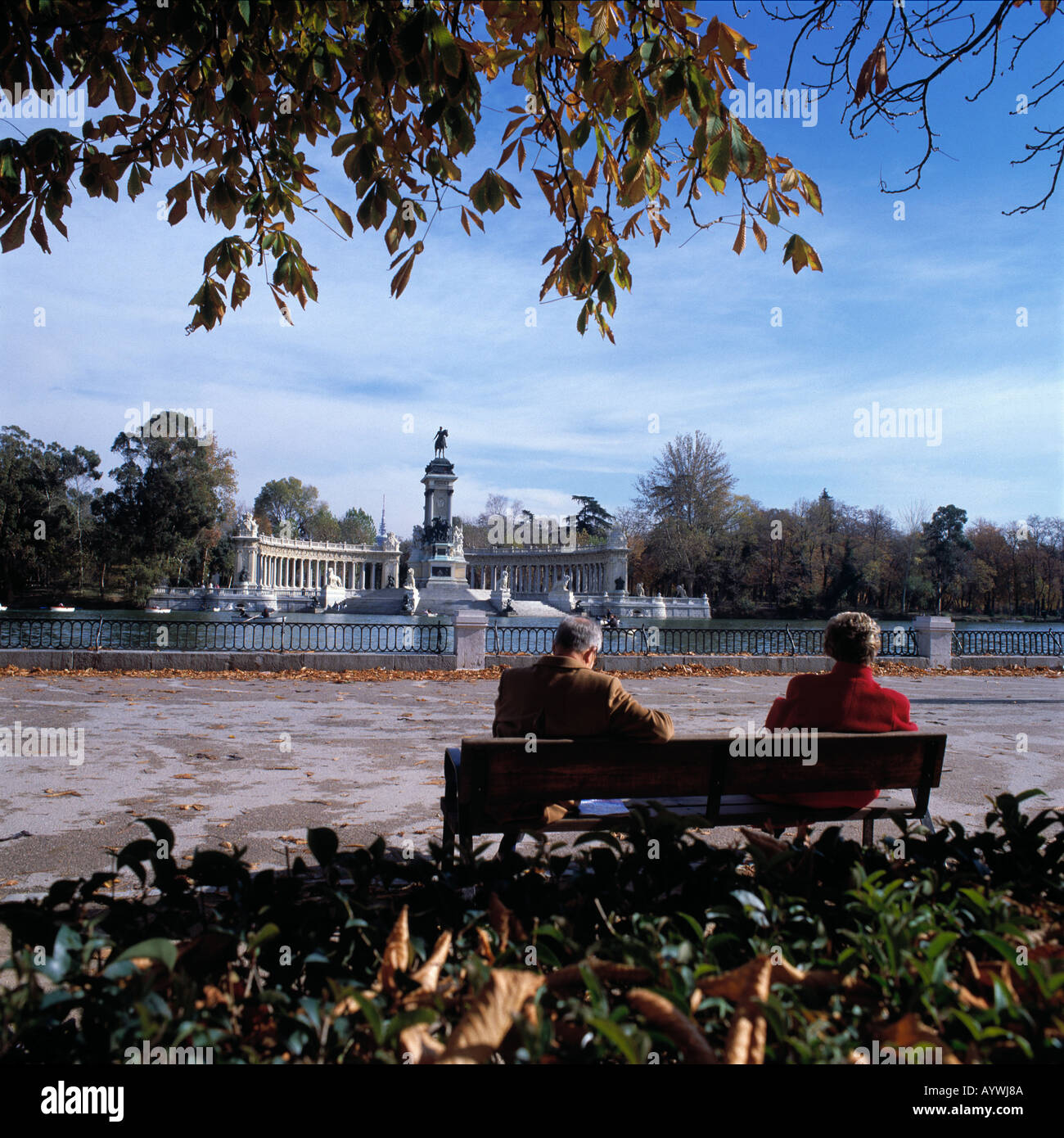 Parque del Retiro, Retiro-Park, Denkmal Koenig Alfons XII, aelteres Paar sitzt auf einer Bank, herbstlich, Madrid Stock Photo