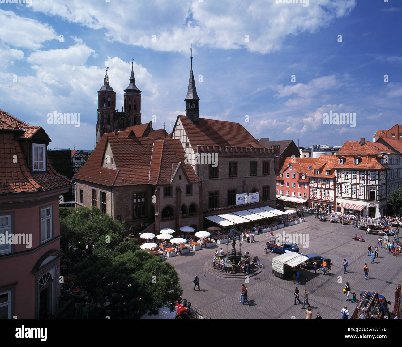 Kirche Sankt Johannes und Altes Rathaus auf dem Marktplatz in Goettingen, Leinetal, Niedersachsen Stock Photo