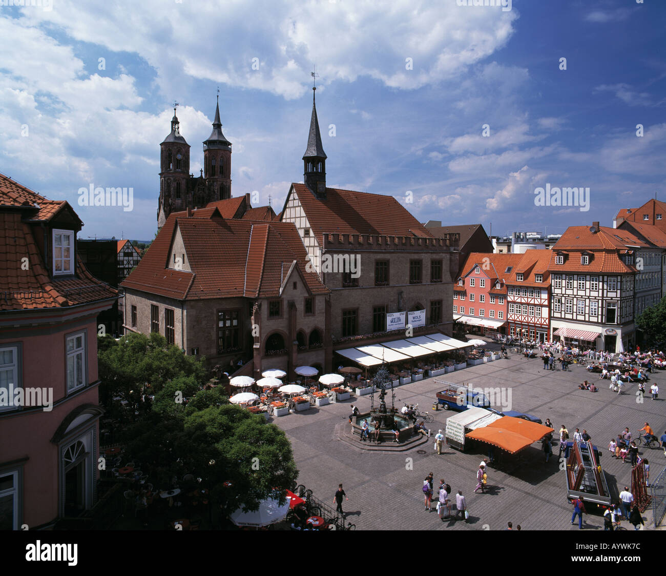 Kirche Sankt Johannes und Altes Rathaus auf dem Marktplatz in Goettingen, Leinetal, Niedersachsen Stock Photo