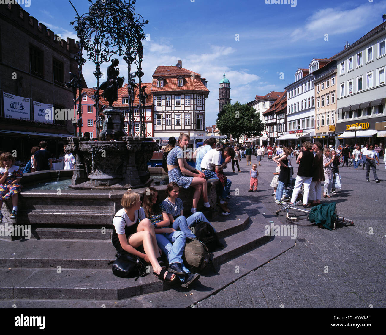 junge Leute am Gaenseliesel-Brunnen auf dem Marktplatz in Goettingen, Leinetal, Niedersachsen Stock Photo