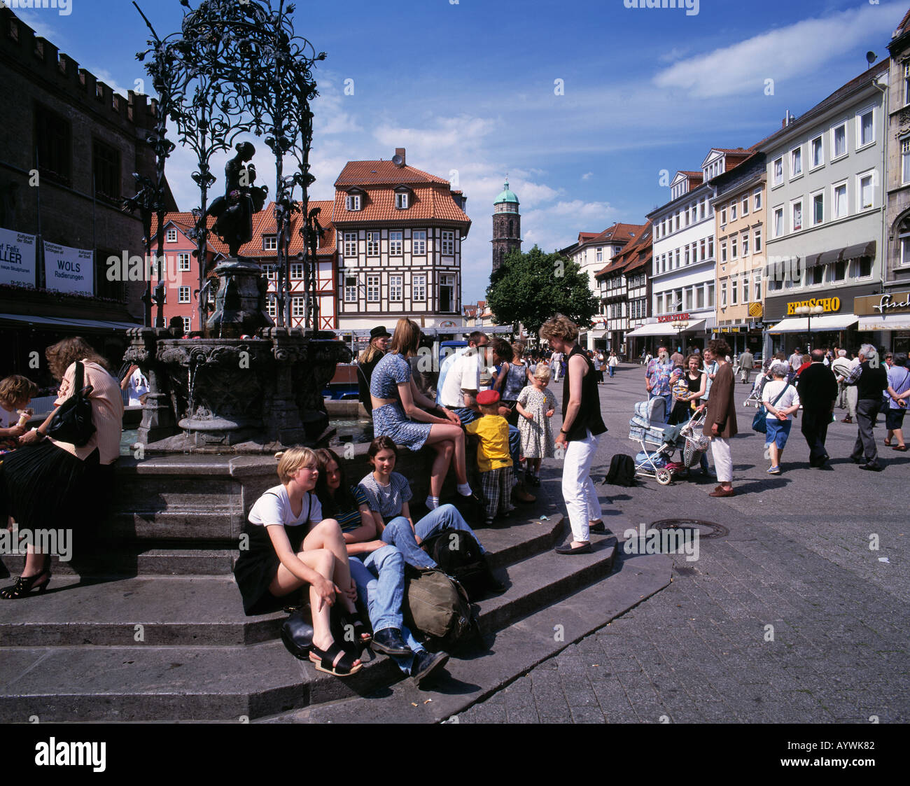 junge Leute am Gaenseliesel-Brunnen auf dem Marktplatz in Goettingen, Leinetal, Niedersachsen Stock Photo