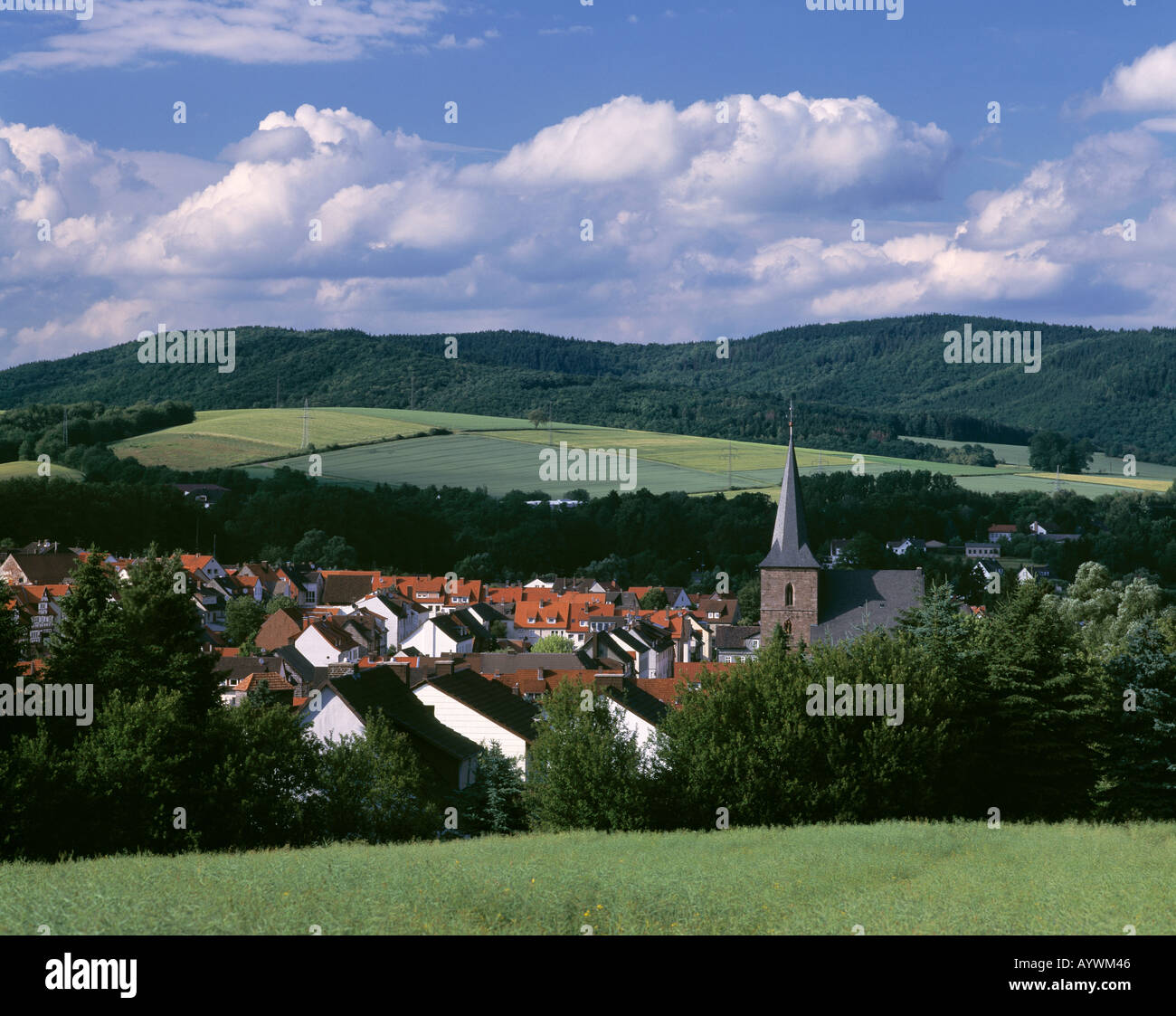 Stadt in Landschaft eingebettet, Stadtpanorama von Waldkappel, Wehre, Hessisches Bergland, Hessen Stock Photo