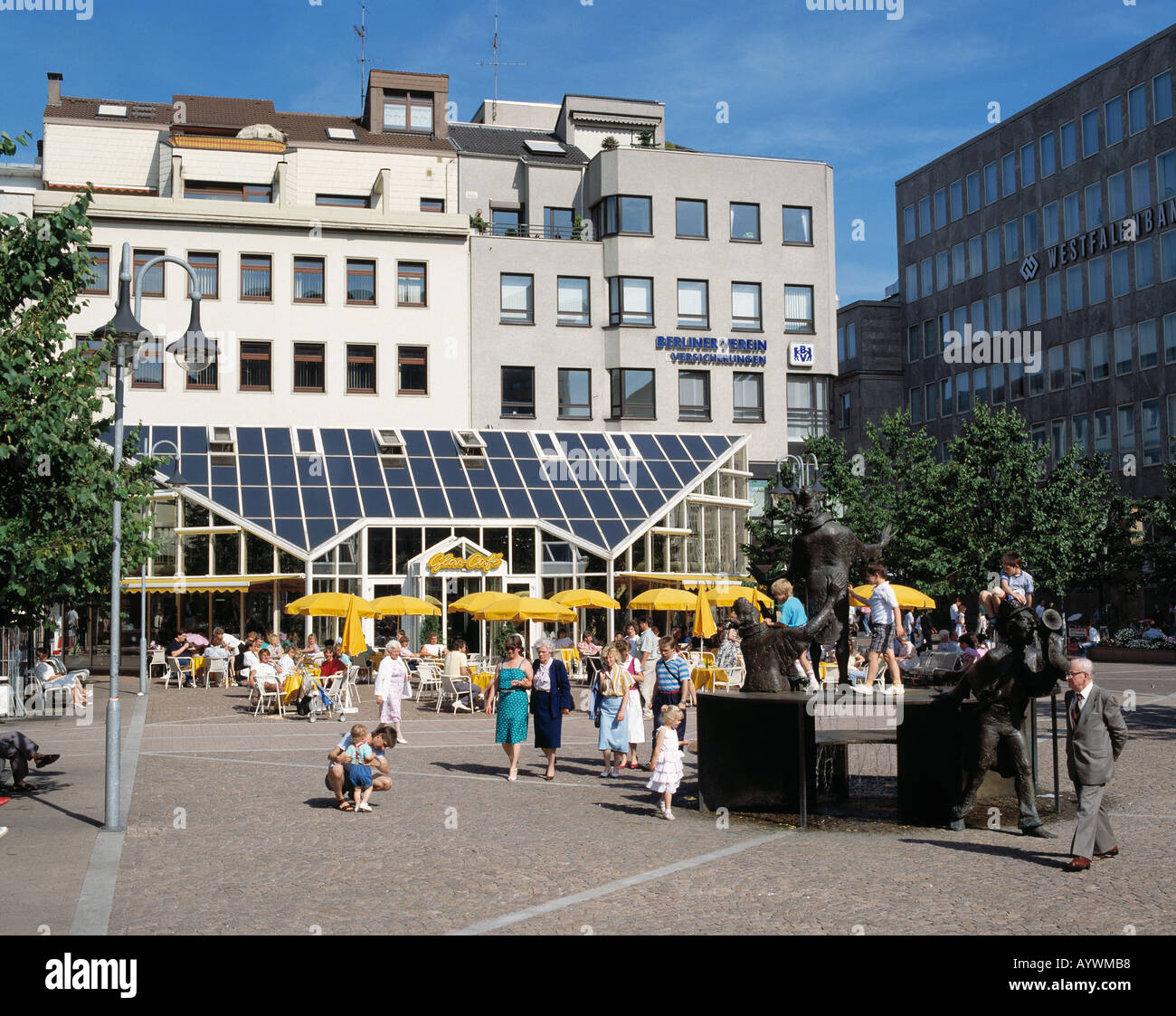 Menschen verbringen ihre Freizeit auf dem Husemannplatz in Bochum,  Ruhrgebiet, Nordrhein-Westfalen Stock Photo - Alamy