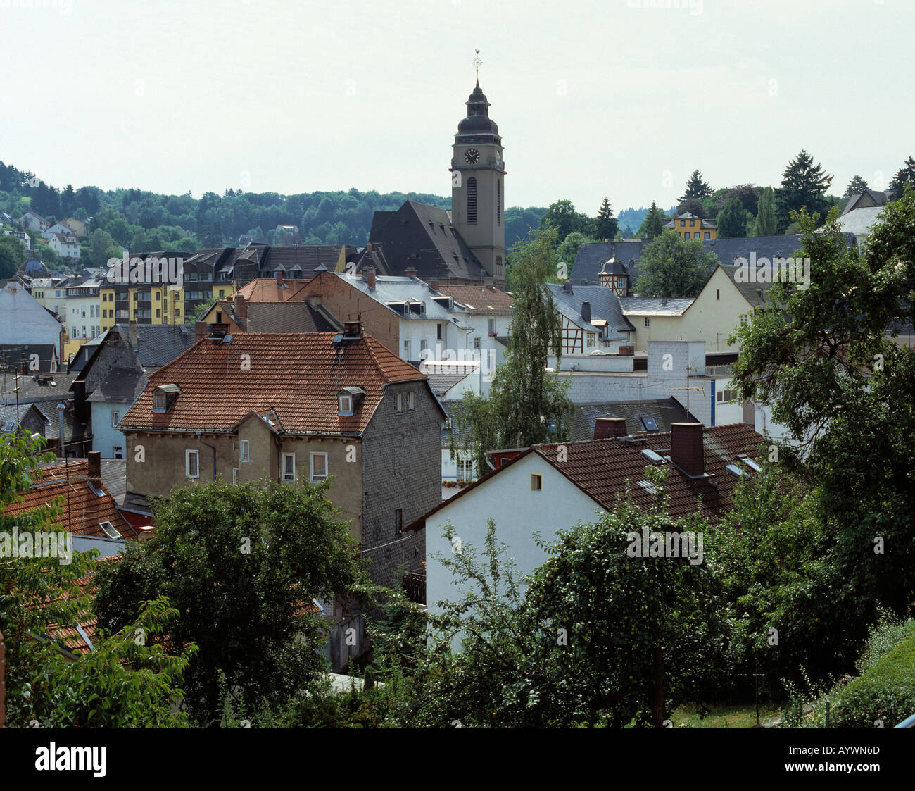 Stadtpanorama mit Kirche in Bad Schwalbach, Naturpark Rhein-Taunus, Hessen Stock Photo