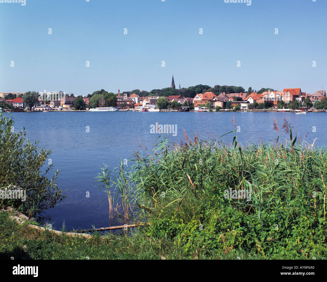 panoramablick-ueber-den-fleesensee-auf-malchow-mit-stadtkirche