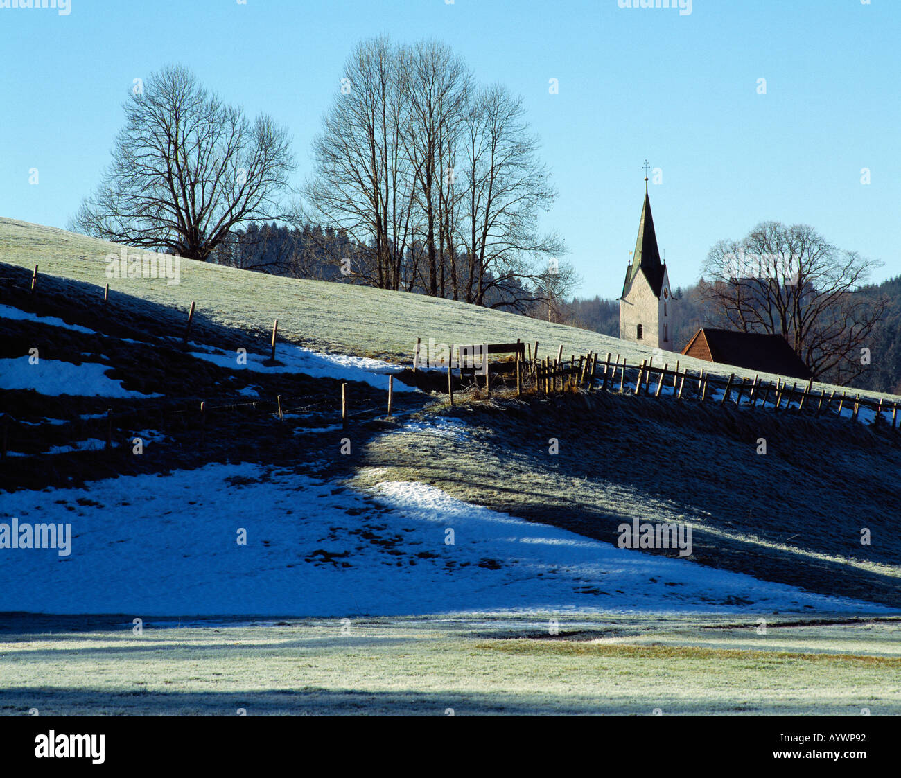 winterliche Huegellandschaft an der Dorfkirche von Weitnau-Kleinweiler-Hofen, Allgaeu, Schwaben, Bayern Stock Photo