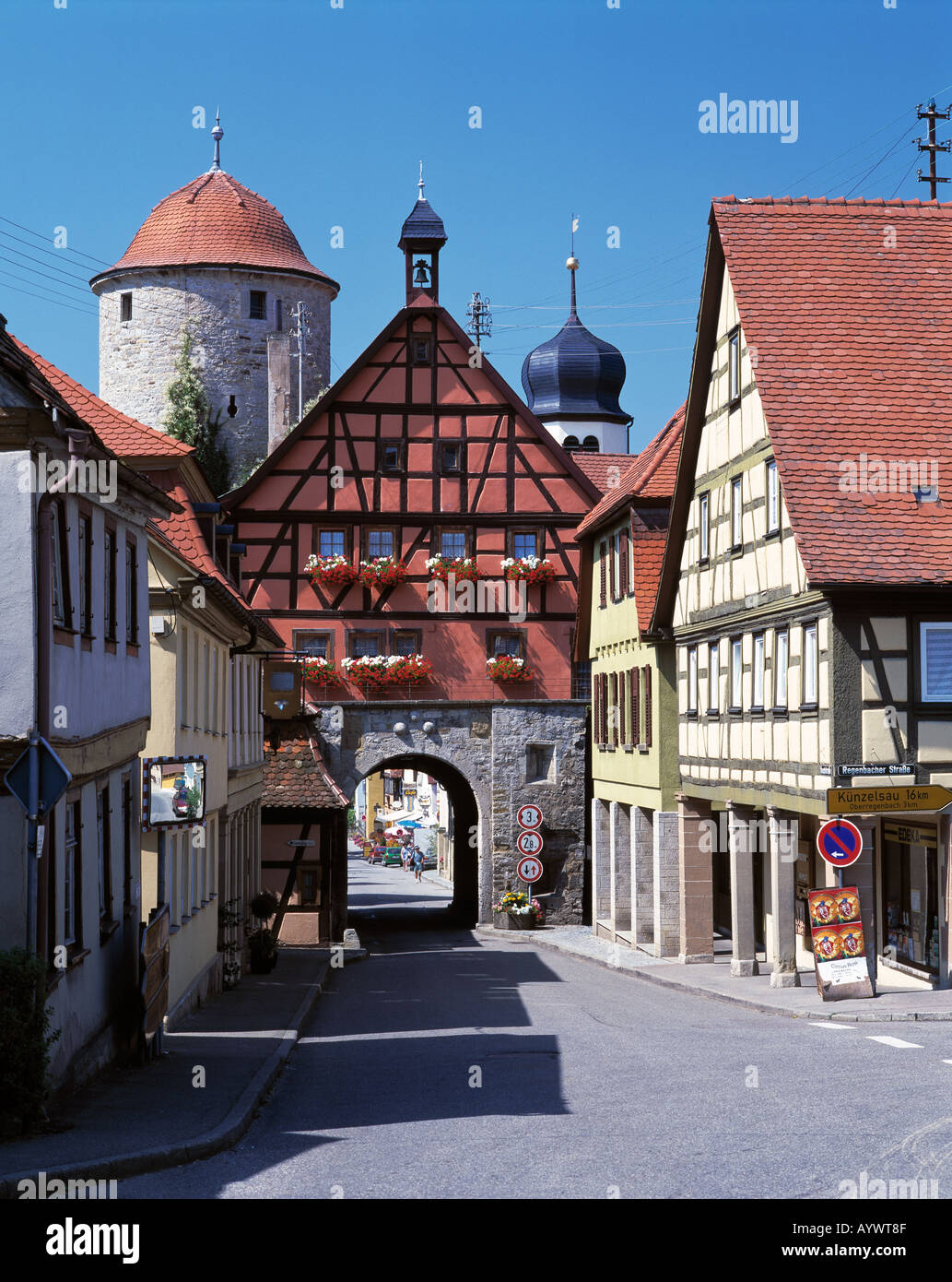 Fachwerkhaeuser und Stadttor in Langenburg, Jagst, Hohenlohe, Baden