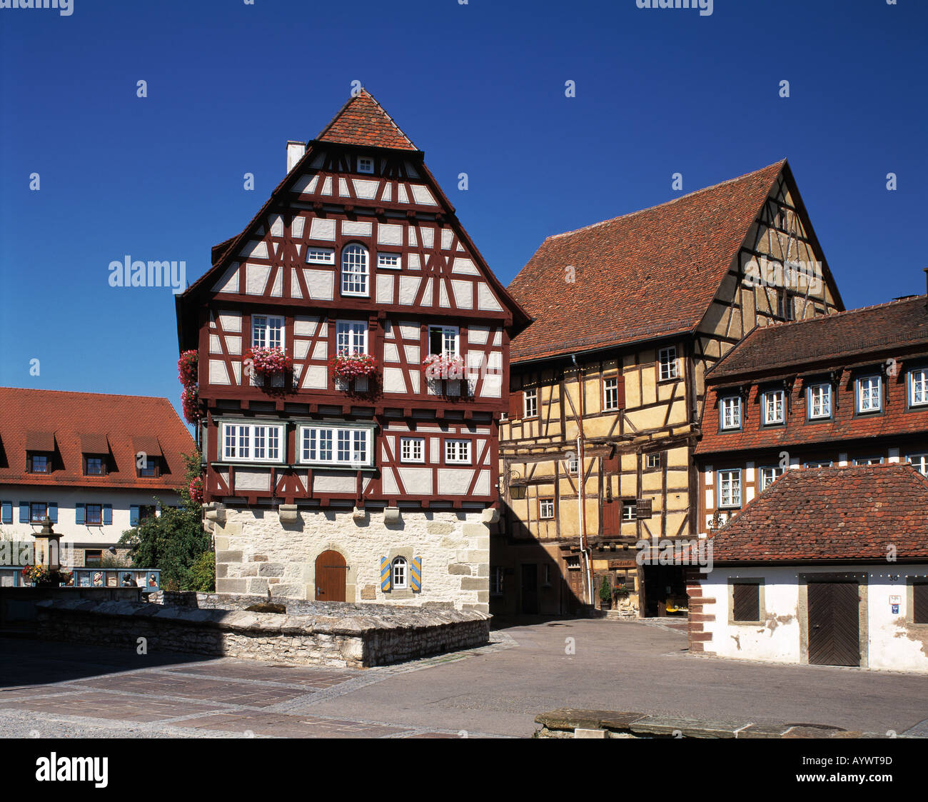 Fachwerkrathaus, blumengeschmueckte Fenster, Fachwerkhaeuser, Vellberg,  Buehlertal, Baden-Wuerttemberg Stock Photo - Alamy