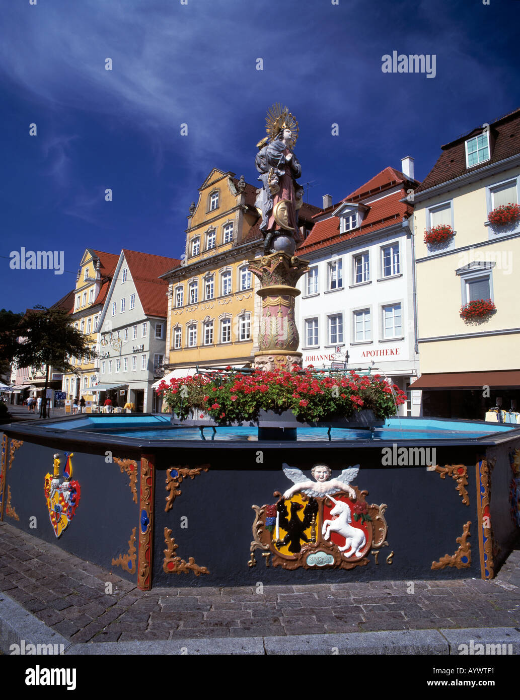 Marktplatz mit Marienbrunnen und Brunnenfigur in Schwaebisch Gmuend, Remstal, Schwaebische Alb, Baden-Wuerttemberg Stock Photo