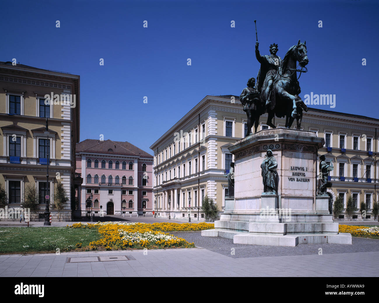 Odeonsplatz mit Palais Ludwig Ferdinand und Leuchtenberg-Palais, Reiterdenkmal Koenig Ludwig I, Statue, Muenchen, Isar, Oberbayern Stock Photo