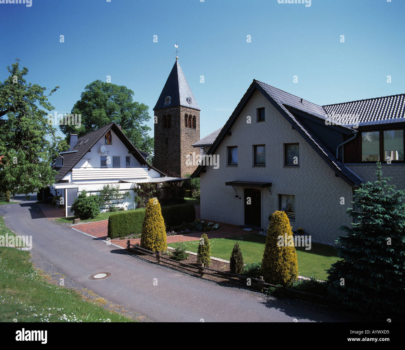 Kirche und Einfamilienhaeuser in Preussisch Oldendorf-Holzhausen, Naturpark Noerdlicher Teutoburger Wald-Wiehengebirge, Nordrhein-Westfalen Stock Photo