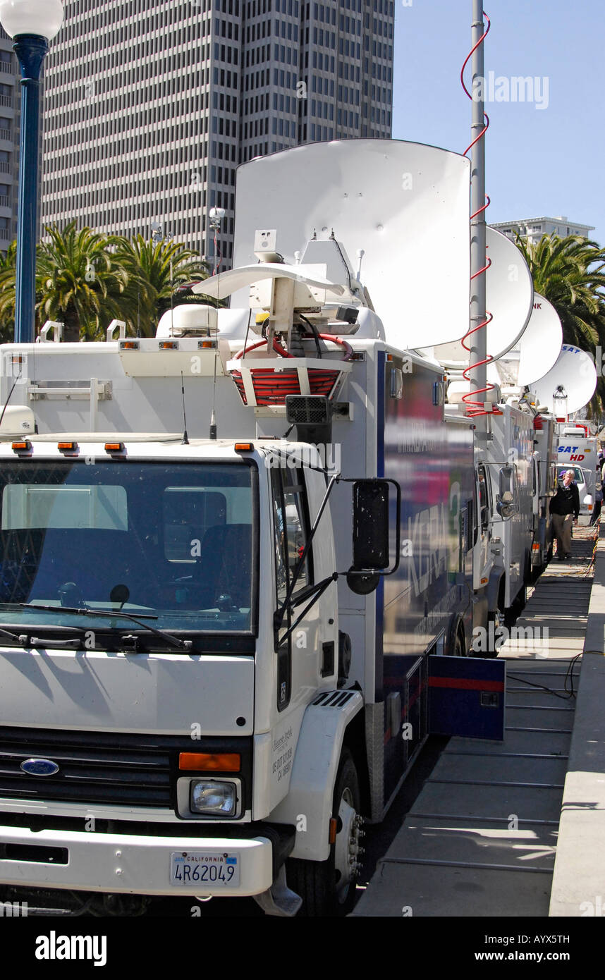 Satellite trucks hires stock photography and images Alamy