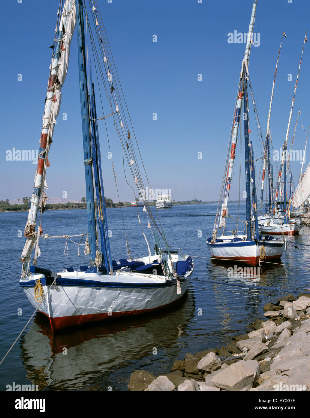Nilkreuzfahrt, Schiffe am Nilufer, Felukas, Niluferpromenade, Luxor, Oberaegypten Stock Photo