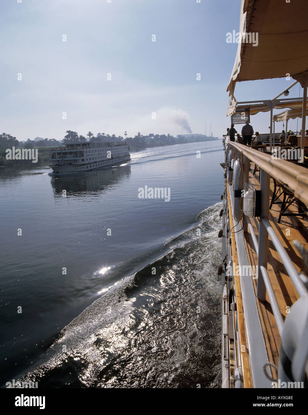 Nilkreuzfahrt, Niluferpromenade, Nillandschaft,zwei Kreuzfahrtschiffe begegnen sich Stock Photo