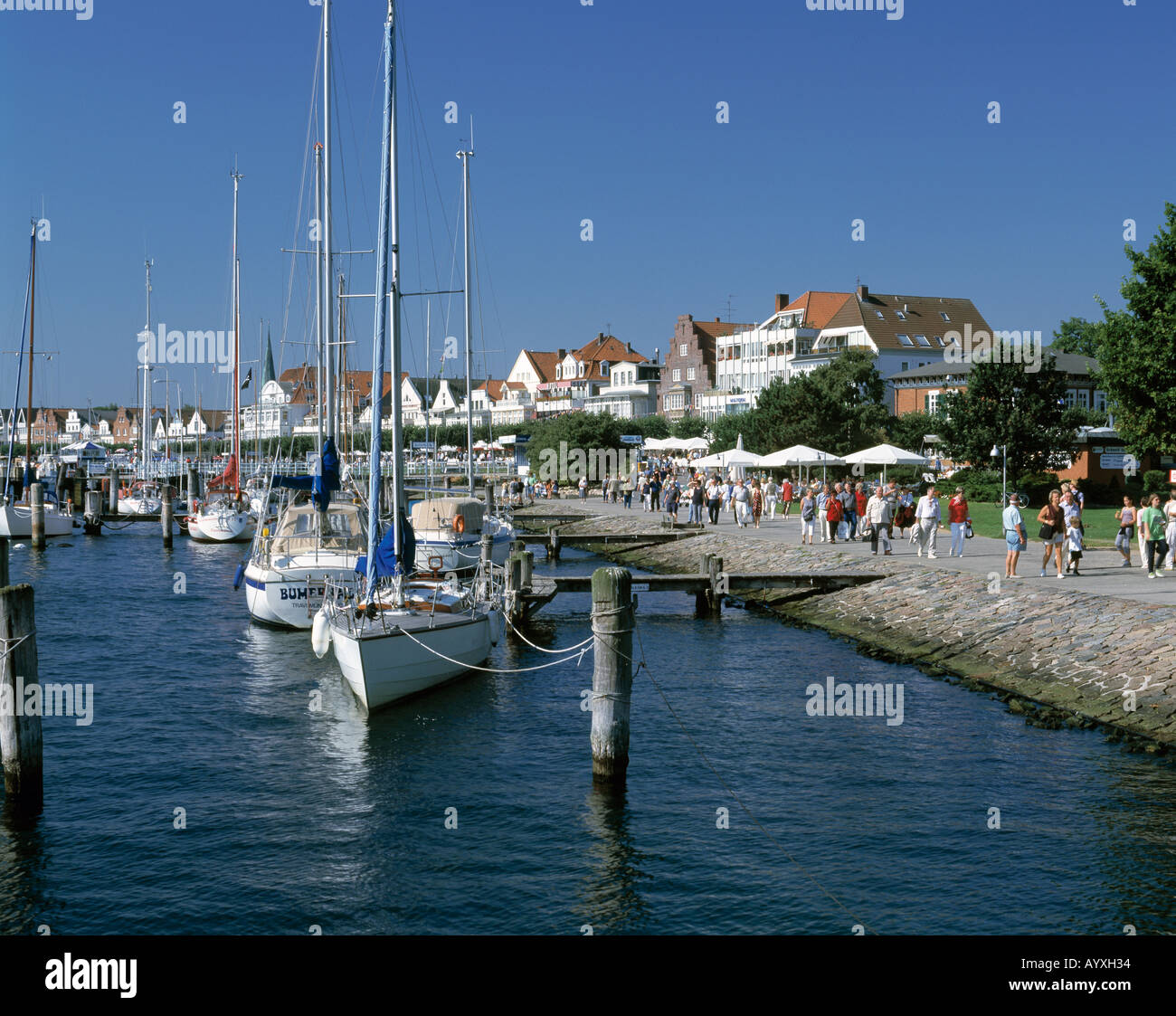 Strandpromenade mit Bootshafen, Segelboote, Luebeck-Travemuende, Luebecker Bucht, Ostsee, Schleswig-Holstein Stock Photo