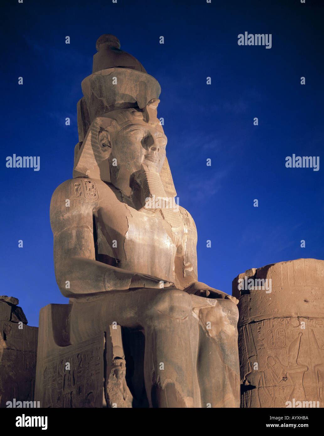 beleuchtete Statue Ramses II in Luxor, Aegypten Stock Photo