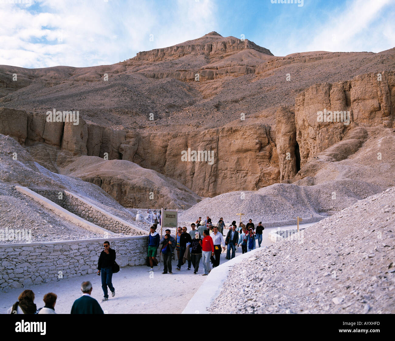 Tal der Koenige, Natuerliche Pyramide, Ausgrabungen, Ausgrabungsstaette, Touristengruppe, Theben-West, Oberaegypten Stock Photo