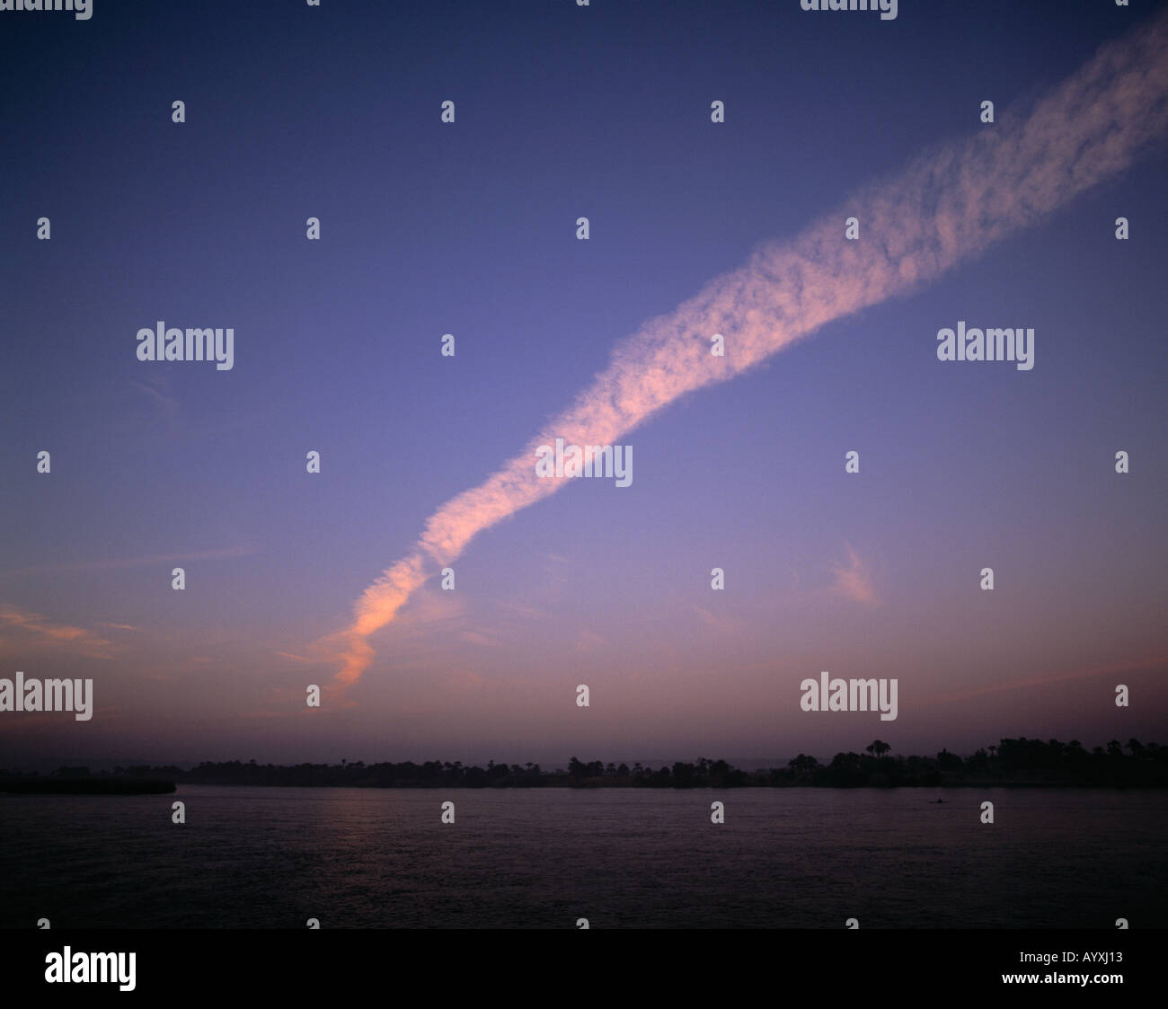 Kondensstreifen eines Flugzeuges am Abendhimmel Stock Photo