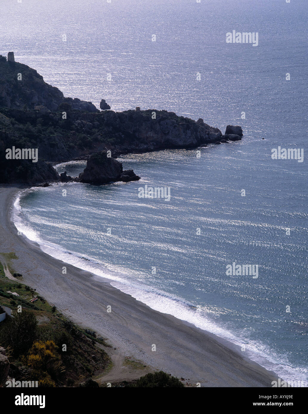 Kuestenlandschaft, Felsenkueste, Brandung, schaeumendes Meer, Wellen spuelen an den Strand, Costa del Sol, Andalusien Stock Photo