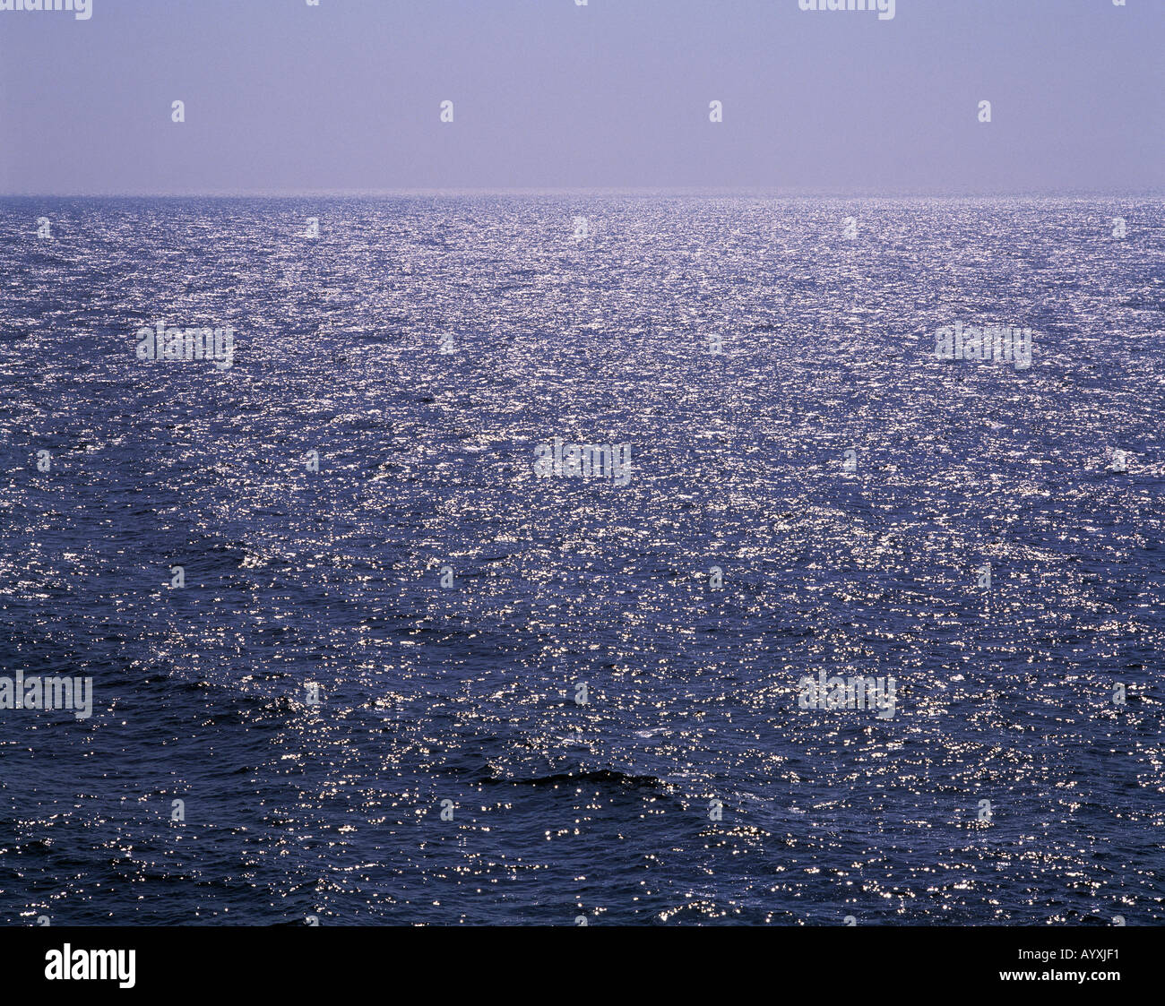 meer ozean horizont sonne spiegelt sich im wasser meer ozean horizont sonne spiegelt sich im wasser