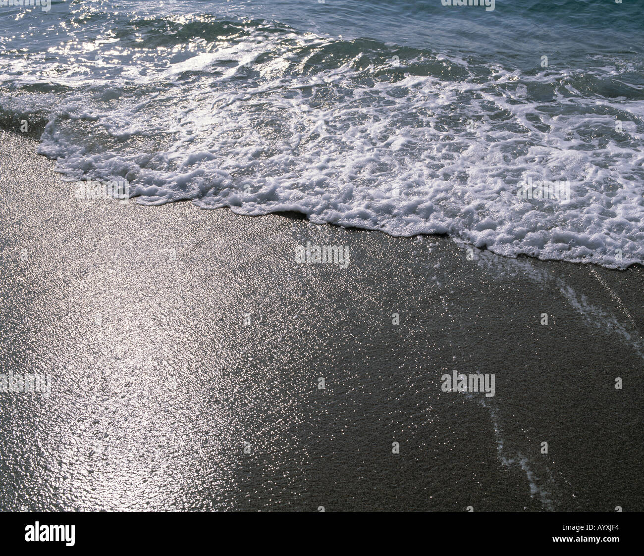 Meereswelle spuelt an den Strand Stock Photo