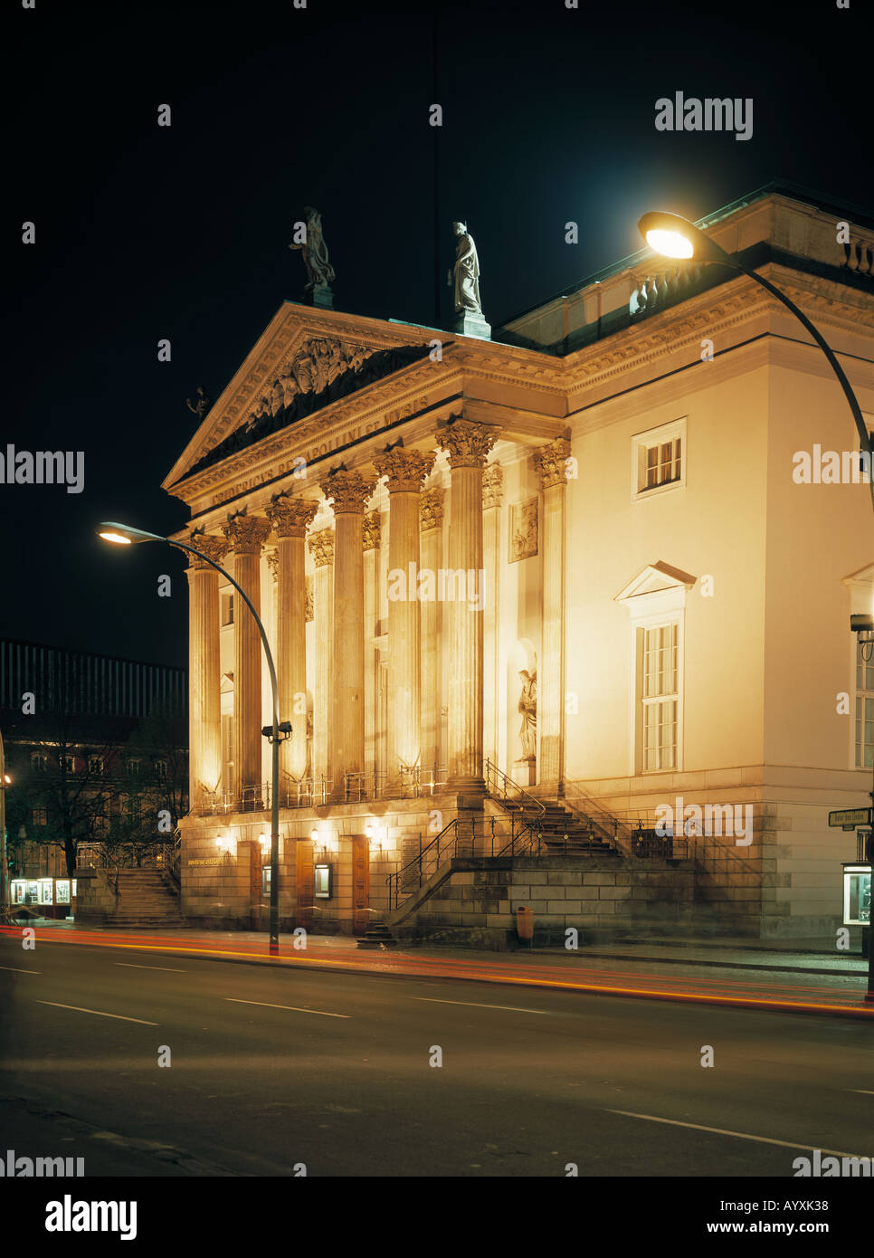 Deutsche Staatsoper Unter den Linden bei Nacht, Berlin Stock Photo