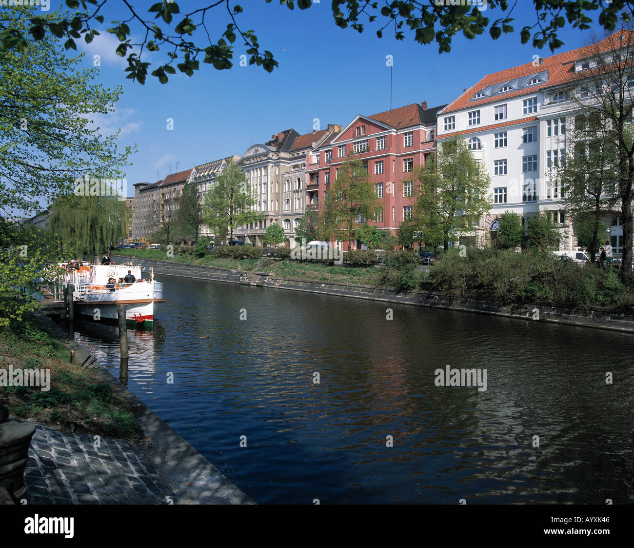 Landwehrkanal mit Ausflugsschiff, Buergerhaeuser am Paul-Lincke-Ufer, Berlin-Kreuzberg Stock Photo