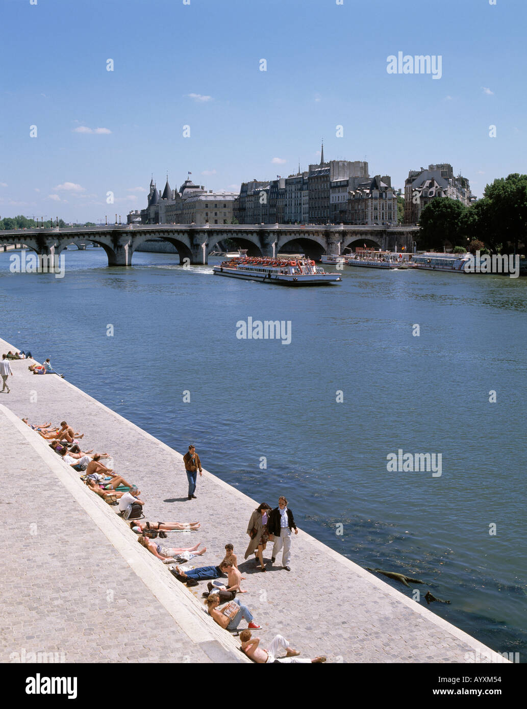 Seinebruecke Pont Neuf, junge Menschen beim Sonnenbaden am Seineufer, Paris Stock Photo