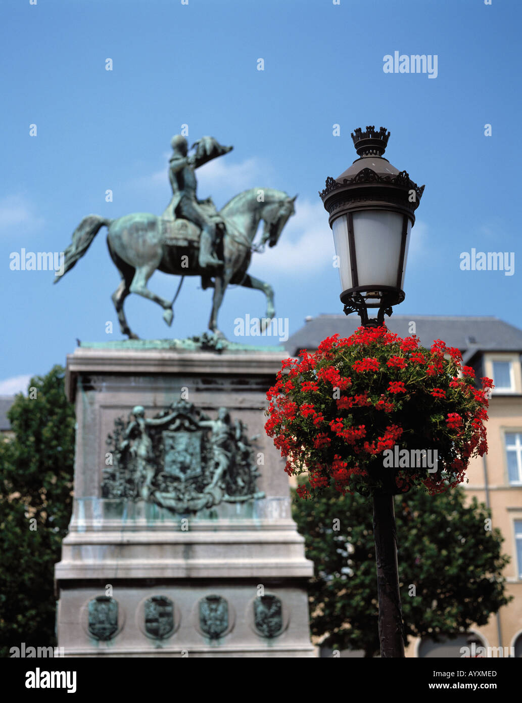 Denkmal Wilhelm II und Laterne mit Geranien geschmueckt in Luxemburg, Luxemburg Stock Photo