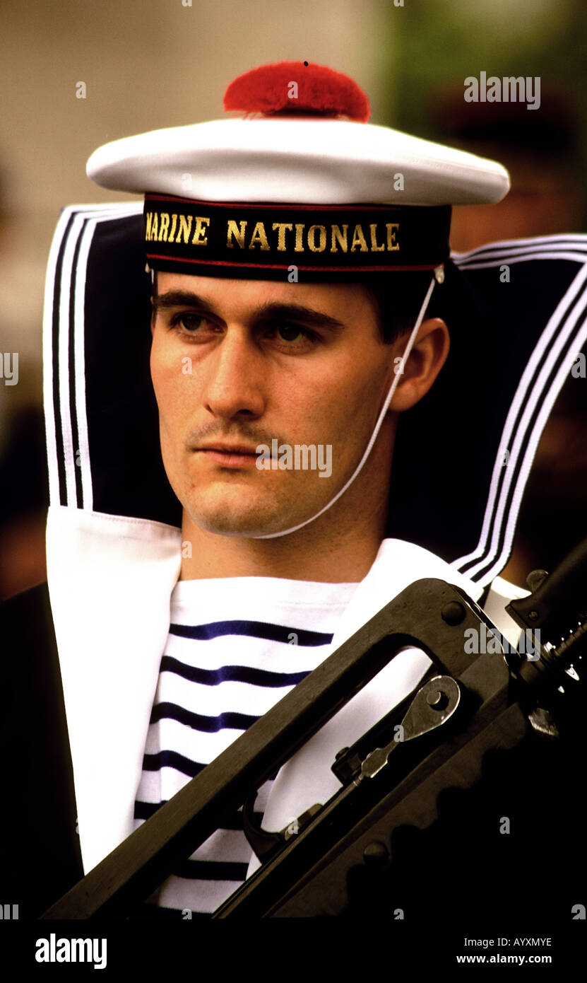 french navy honour guard at arc de triomphe paris france Stock Photo ...