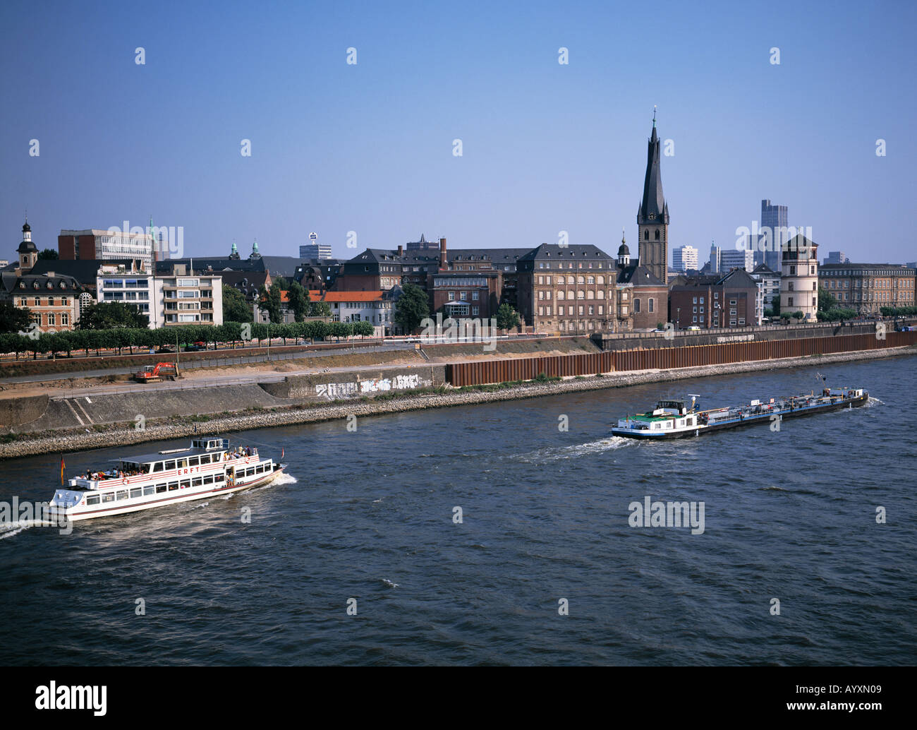 Altstadtansicht mit Rheinuferpromenade, Lambertuskirche, Schlossturm, Duesseldorf, Rhein, Nordrhein-Westfalen Stock Photo