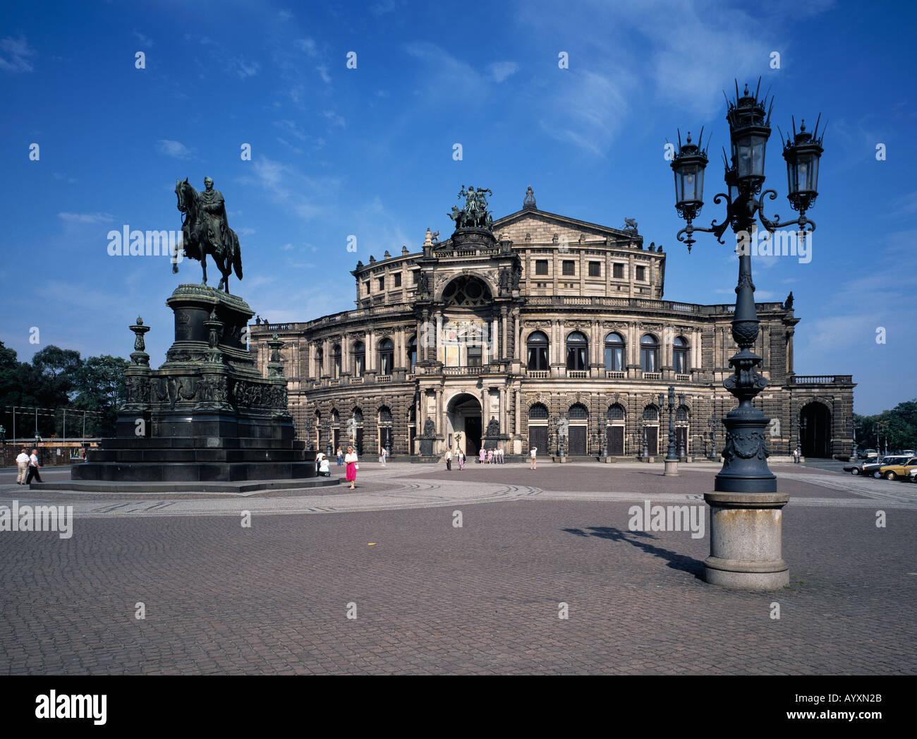 Reiterstandbild, Statue, Reiterdenkmal von Koenig Johann und Semperoper, Dresden, Elbe, Sachsen Stock Photo