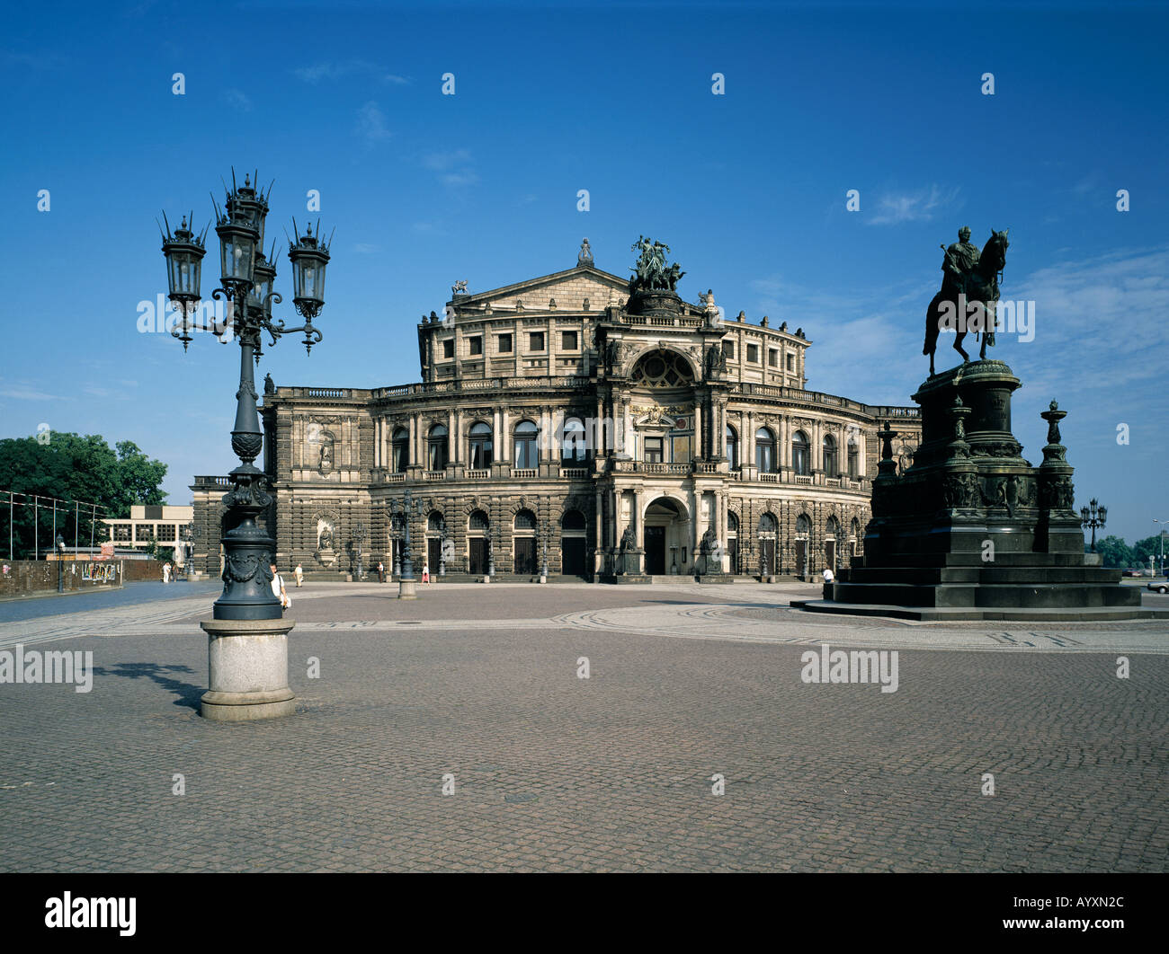 Reiterstandbild, Statue, Reiterdenkmal von Koenig Johann und Semperoper, Dresden, Elbe, Sachsen Stock Photo