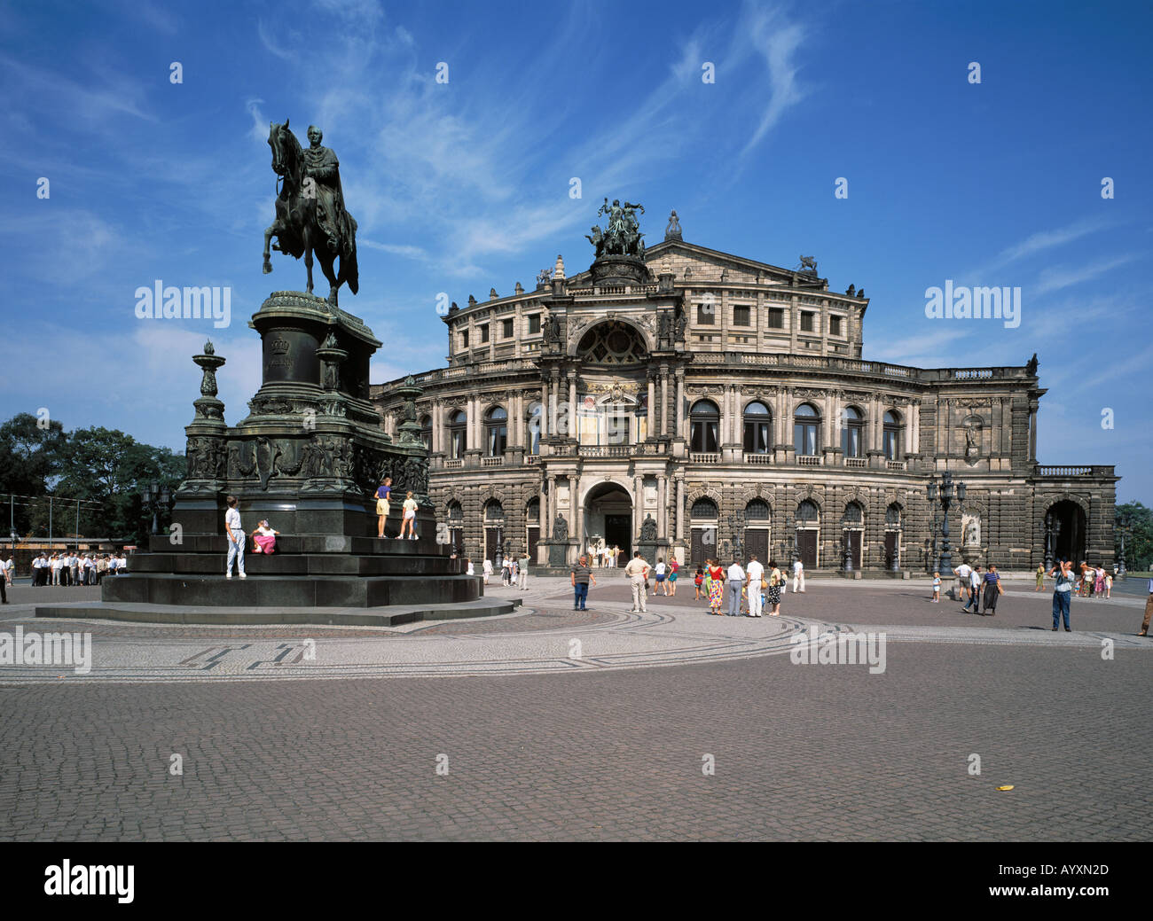 Reiterstandbild, Statue, Reiterdenkmal von Koenig Johann und Semperoper, Dresden, Elbe, Sachsen Stock Photo