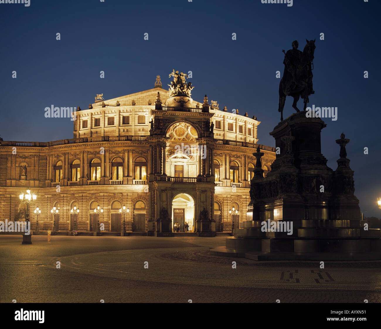 Reiterstandbild, Statue, Reiterdenkmal von Koenig Johann und Semperoper, bei Nacht, beleuchtet, Dresden, Elbe, Sachsen Stock Photo