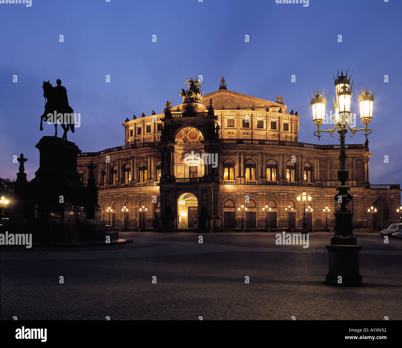 Reiterstandbild, Statue, Reiterdenkmal von Koenig Johann und Semperoper, bei Nacht, beleuchtet, Dresden, Elbe, Sachsen Stock Photo